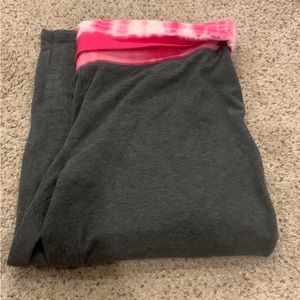 Mossimo Grey And Pink Capri Leggings (large)